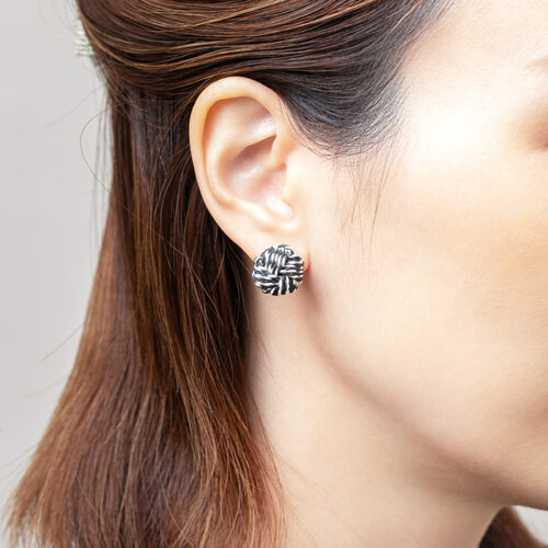 小田巻_大_ピアス_着用写真_ns