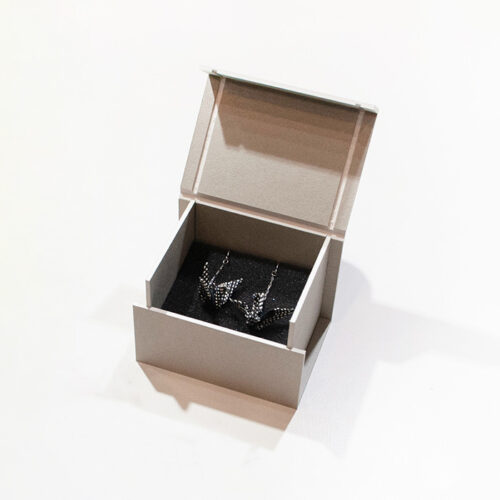 画像の商品は別売りです。